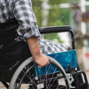 gros-plan-femme-ainee-main-roue-fauteuil-roulant-pendant-promenade-dans-hopital_1150-4308